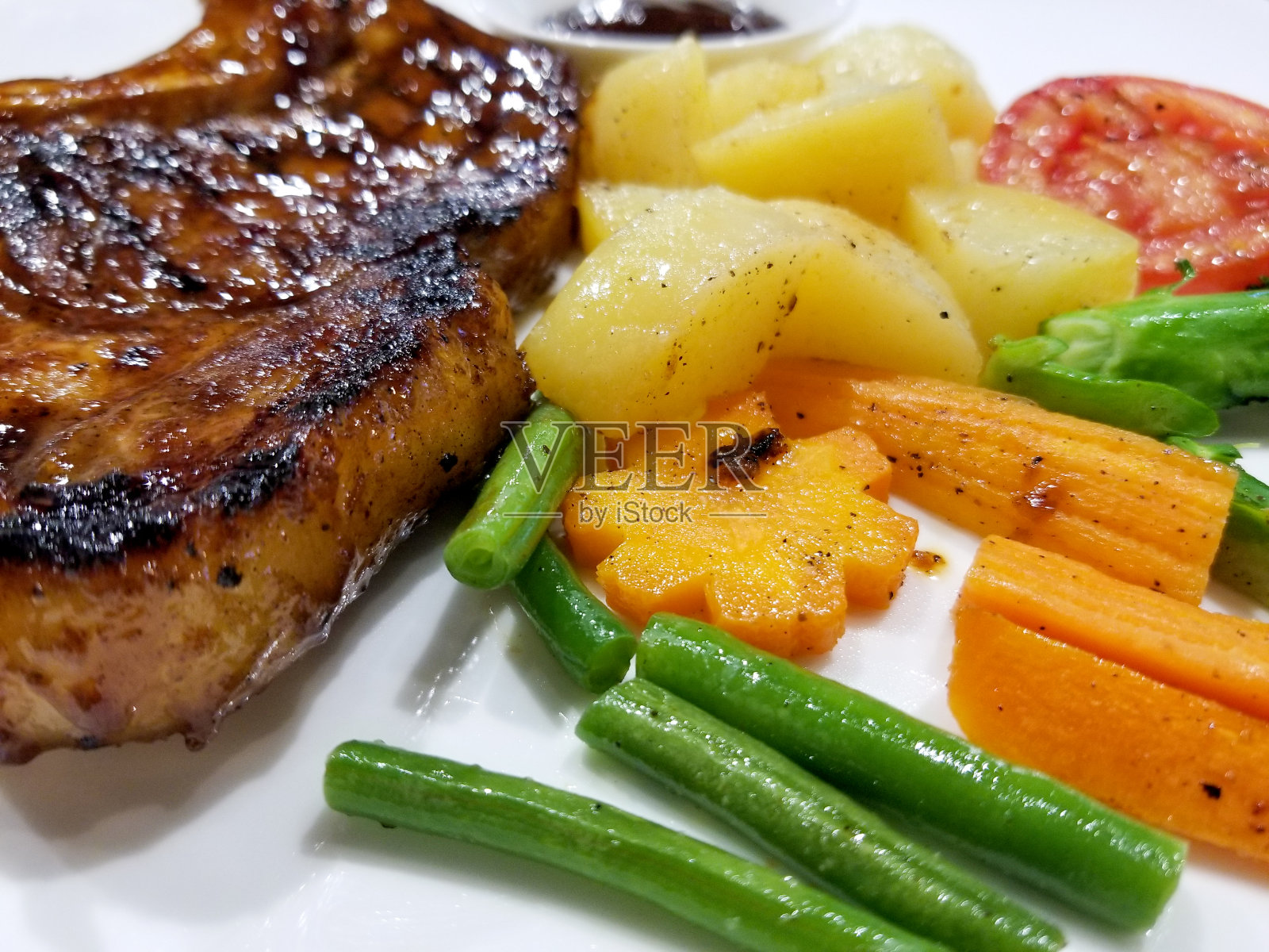 一盘猪排和蔬菜照片摄影图片