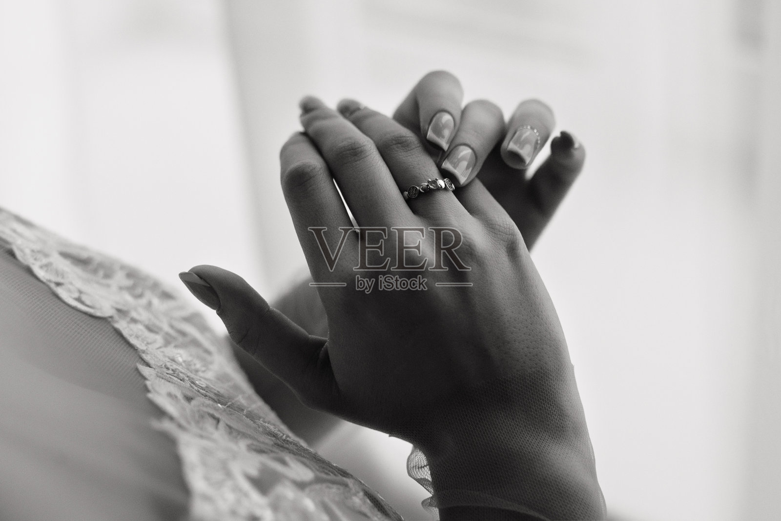 婚礼的早晨准备。快乐的新娘摸她的订婚戒指。关闭了。照片摄影图片