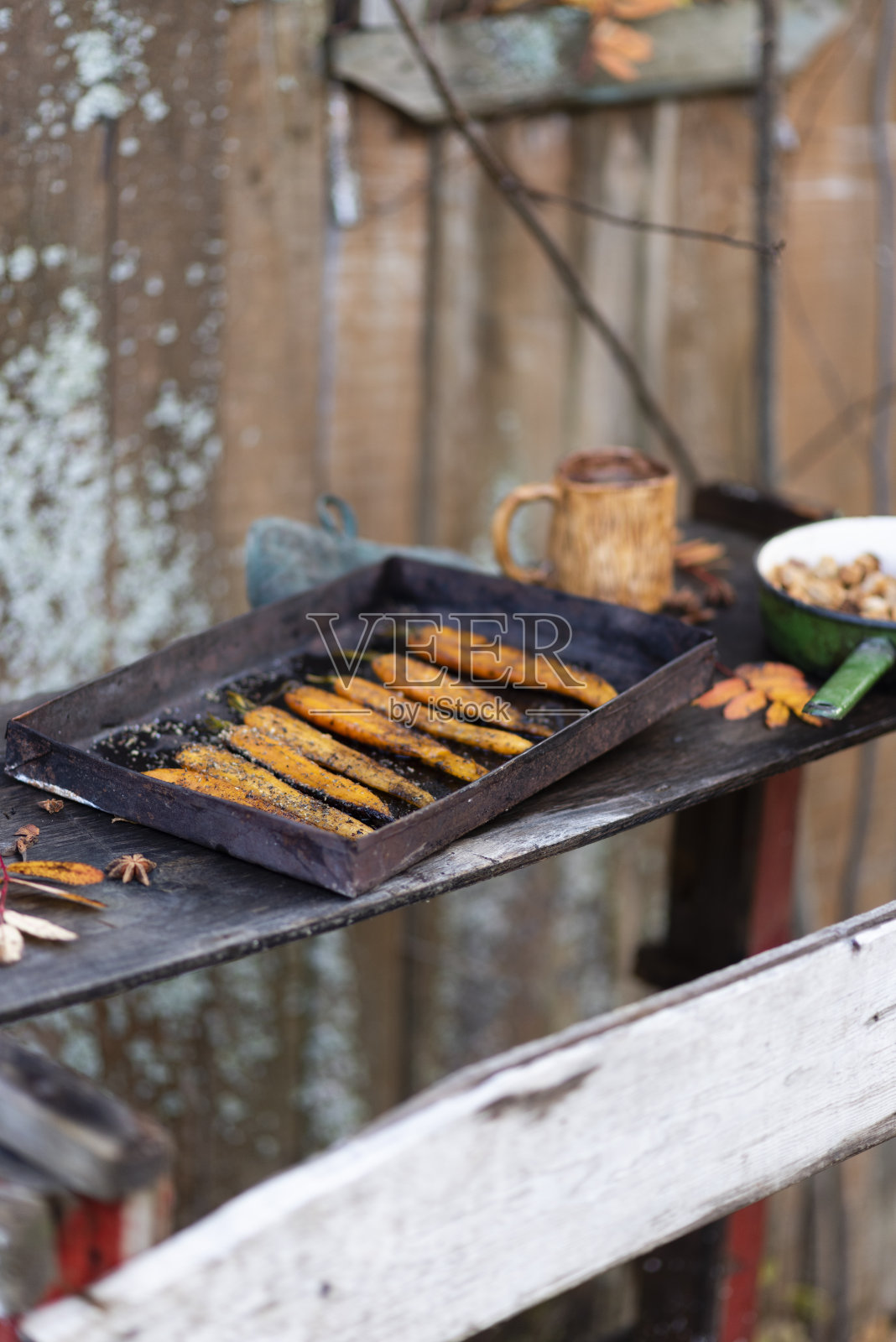 在黑色平底锅上制作新鲜胡萝卜的过程照片摄影图片