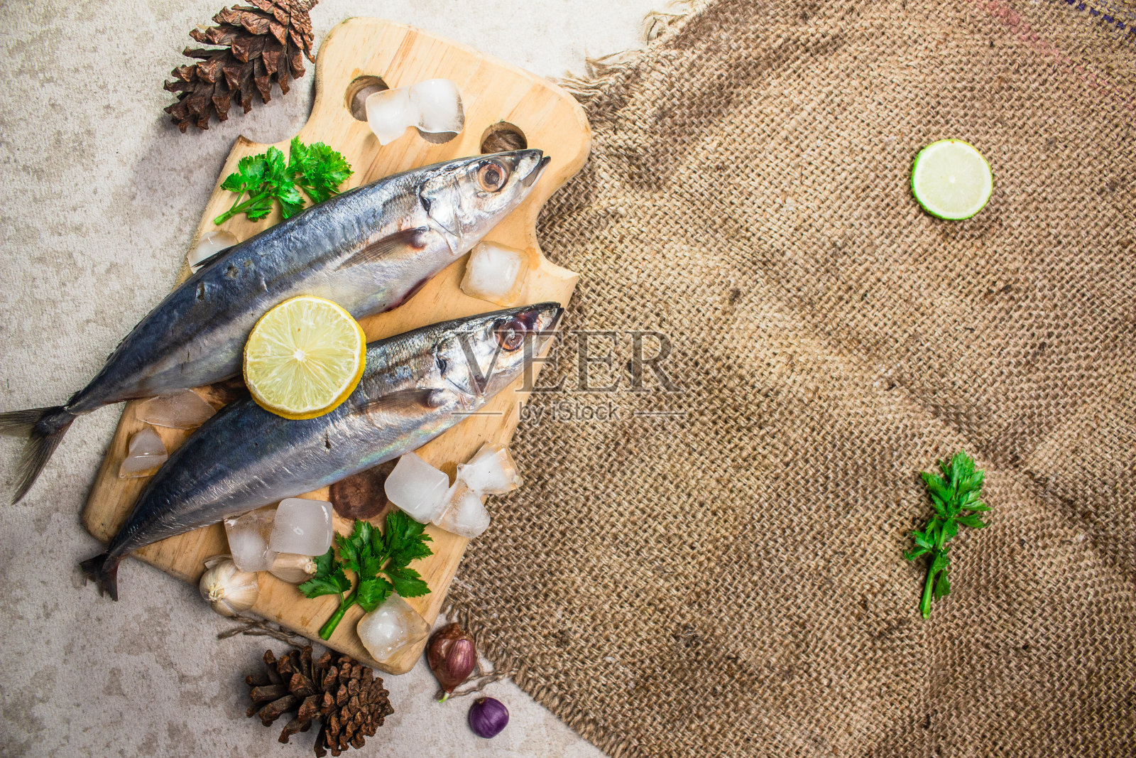 加香料的生鲭鱼照片摄影图片