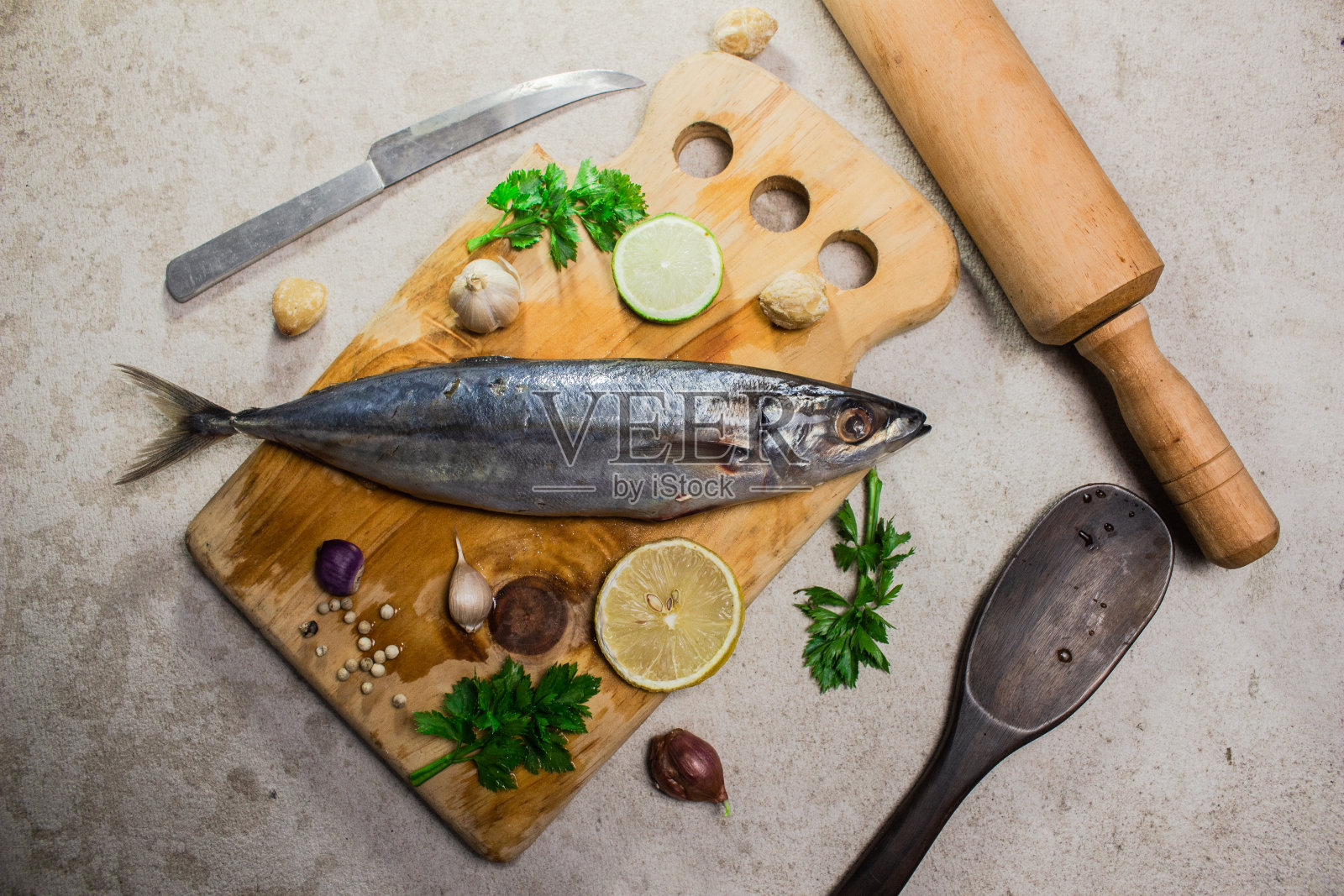 加香料的生鲭鱼照片摄影图片