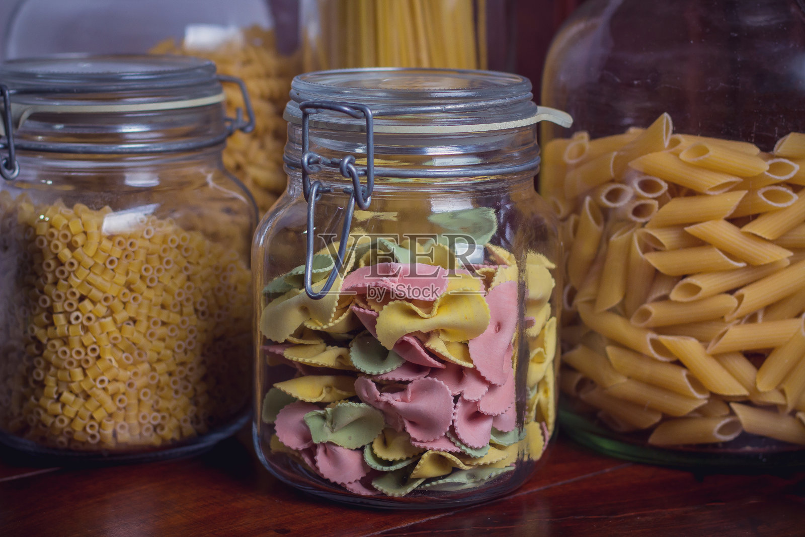 不同种类的面条在玻璃罐-特写照片摄影图片