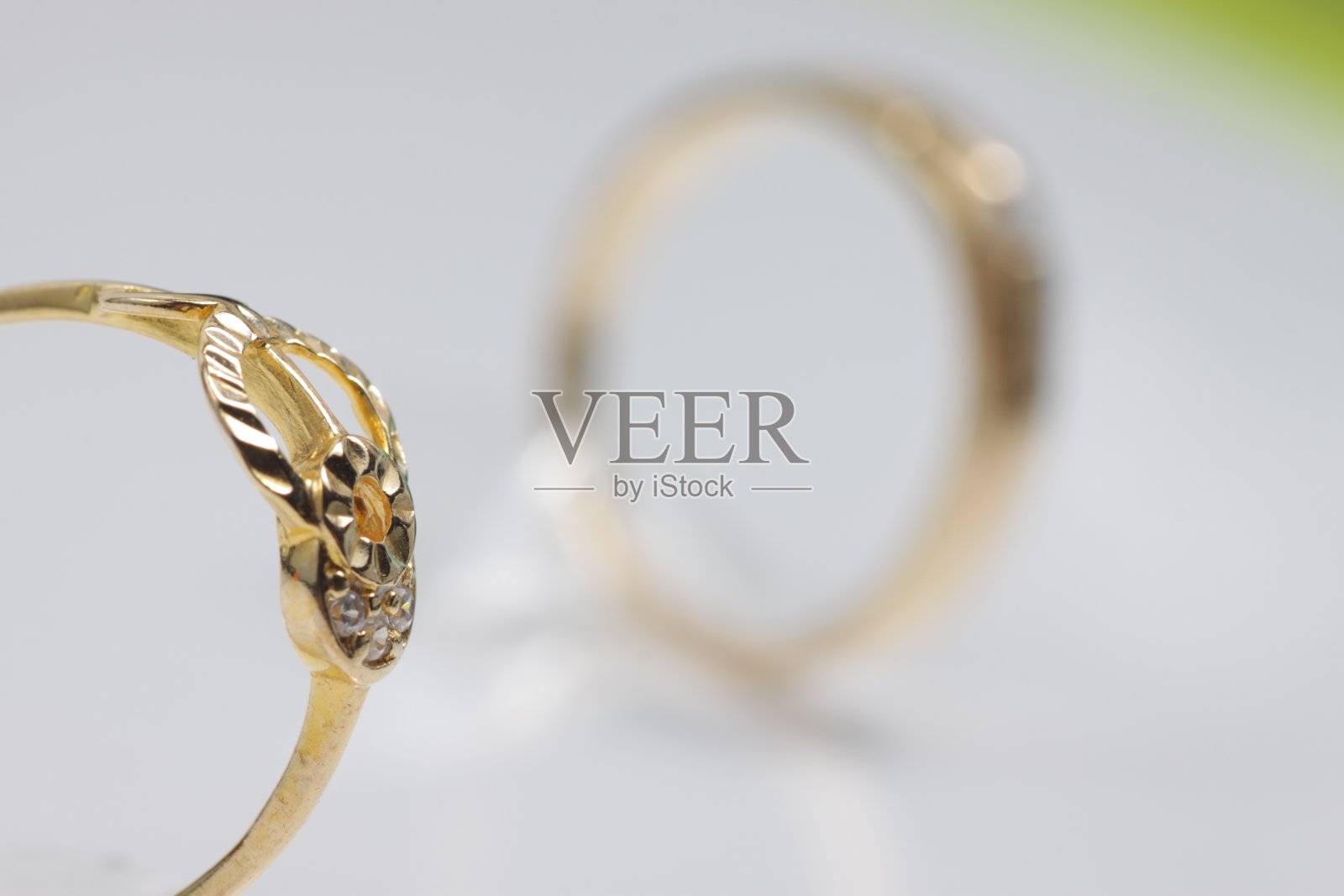 微距拍摄的黄金戒指首饰照片摄影图片