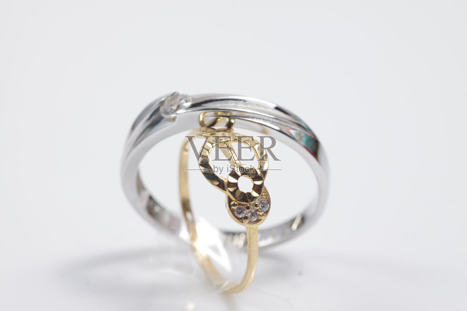 微距拍摄的黄金戒指首饰照片摄影图片