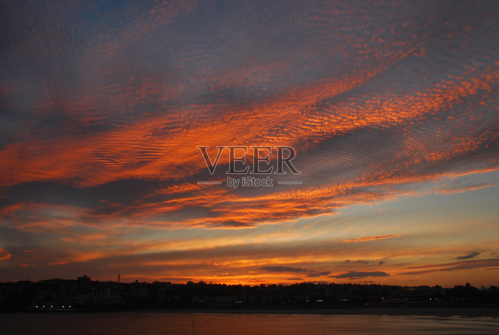 美丽的红色梯度夕阳邦迪海滩。照片摄影图片