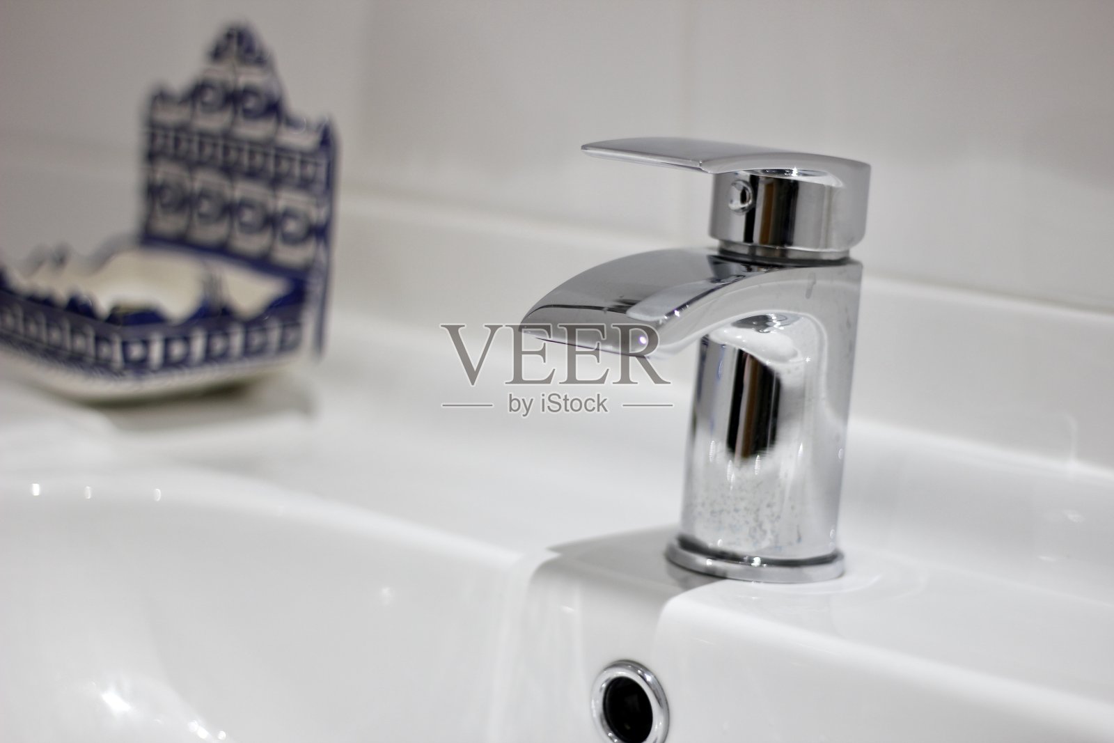 浴室的水龙头照片摄影图片