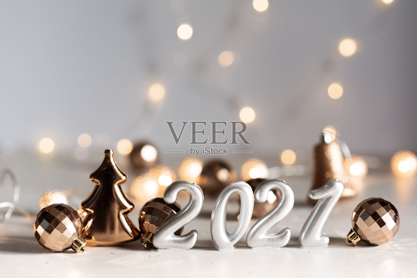 2021年新年的银色气球和烟花照片摄影图片