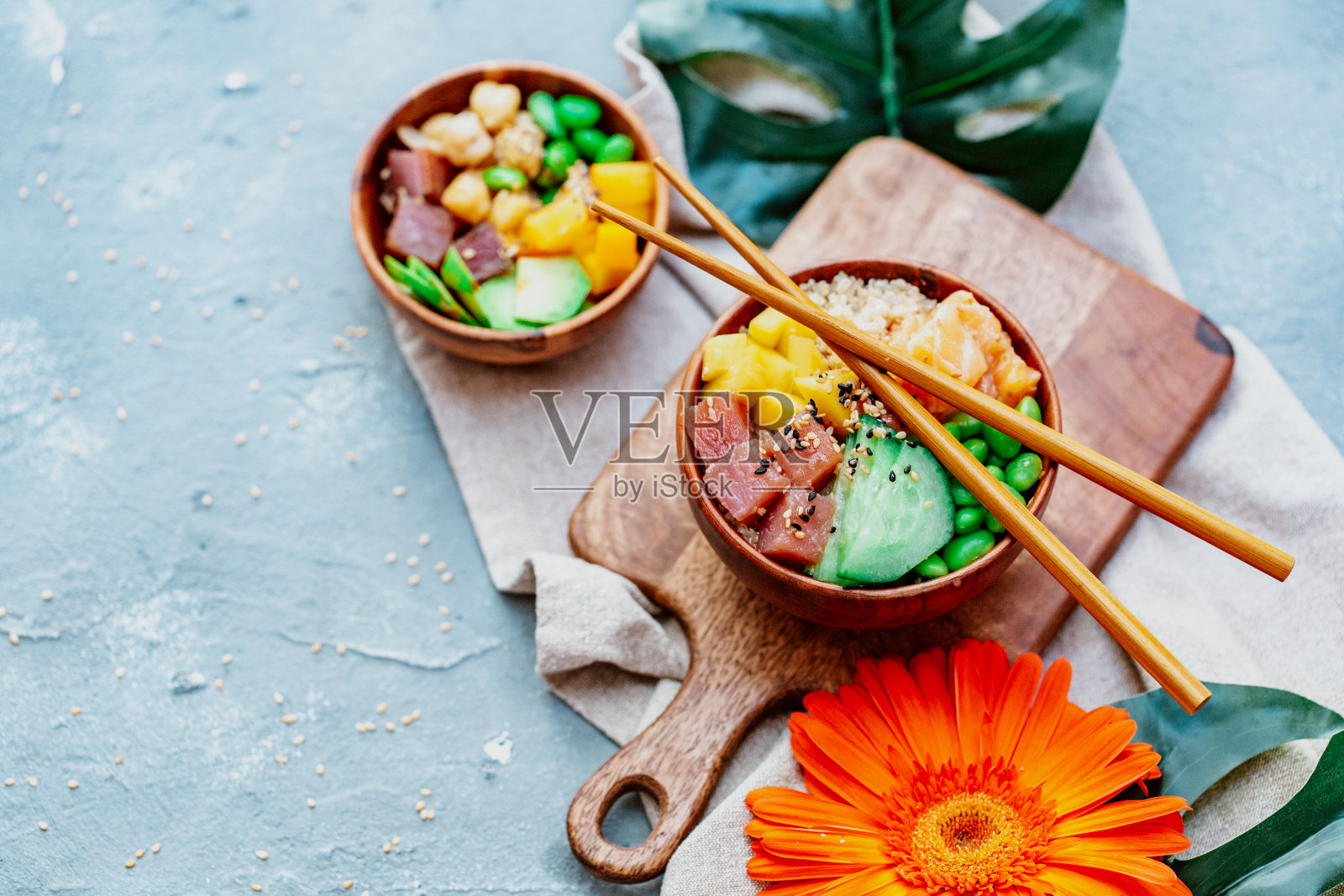 新鲜的海鲜食谱。鲜虾，糙米，黄瓜，酸甜洋葱，萝卜，黄豆，毛豆，黑芝麻和白芝麻。食物概念戳碗照片摄影图片