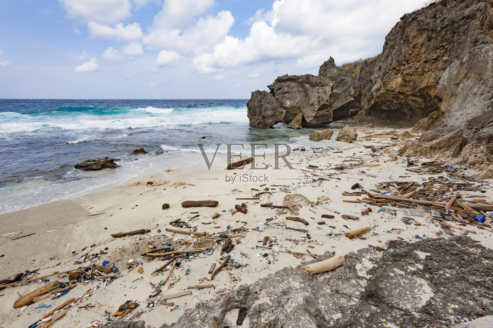 海滩上的塑料垃圾照片摄影图片