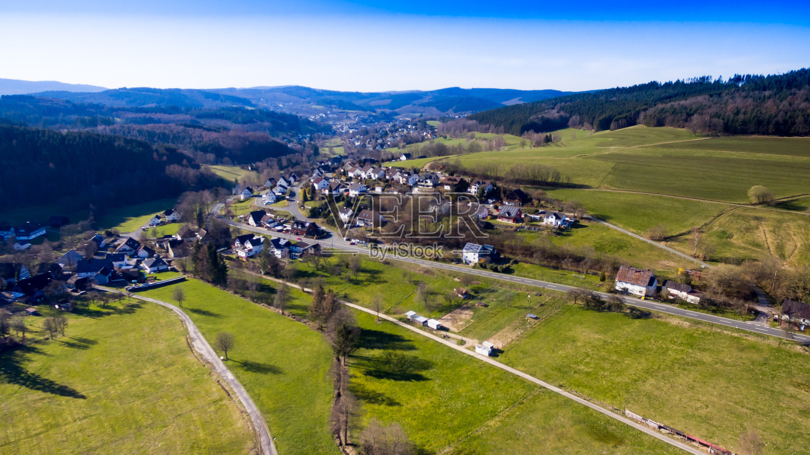 德国北威州希尔肯巴赫镇Vormwald村的区域视图。照片摄影图片