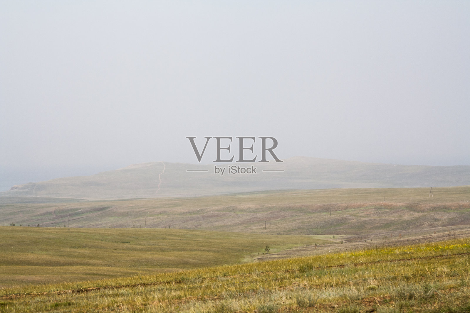 明亮多汁的山谷，田野，山丘和雾蒙蒙的大门照片摄影图片