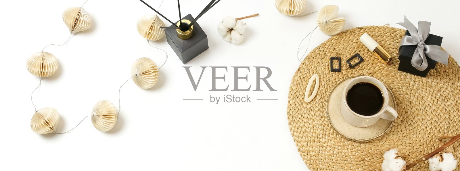 女性家庭工作空间办公桌顶视图与一杯咖啡，芳香棒，配件在白色的背景。平铺米色生活方式。复制空间照片摄影图片