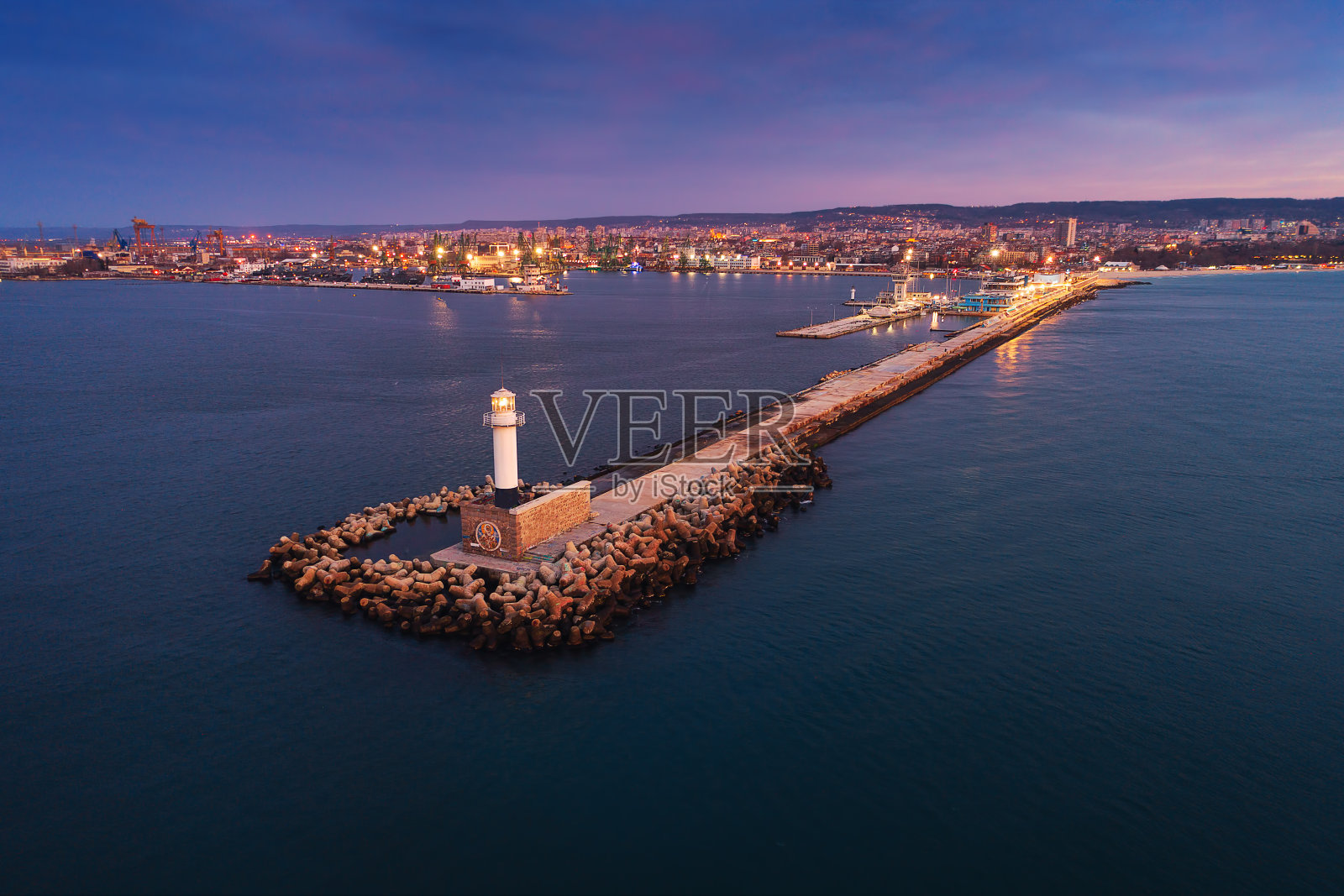 保加利亚瓦尔纳灯塔的鸟瞰图照片摄影图片
