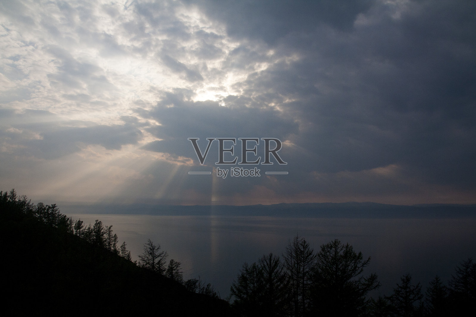 暮色中海岸的壮观景色——阳光穿过云层照片摄影图片