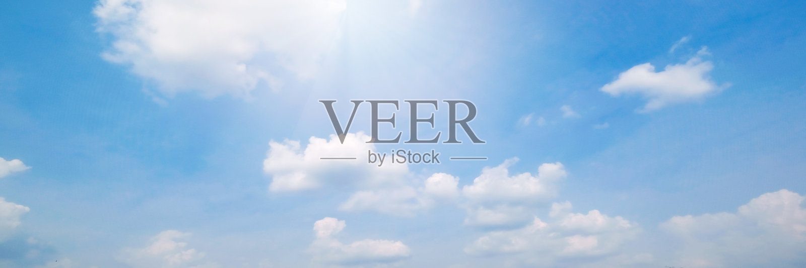 美丽的蓝天白云为背景。全景的天空。照片摄影图片