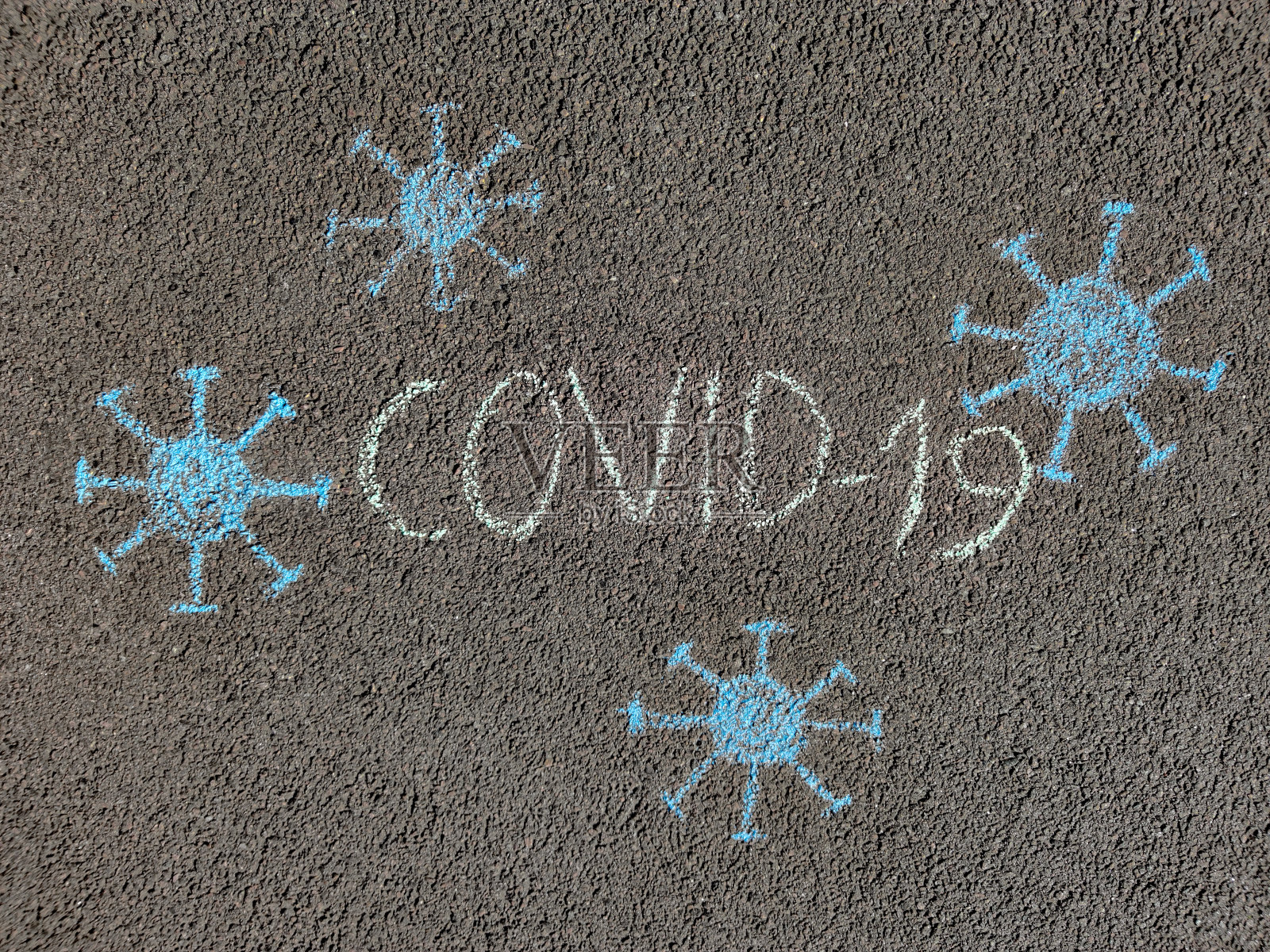 在沥青上画一个孩子照片摄影图片