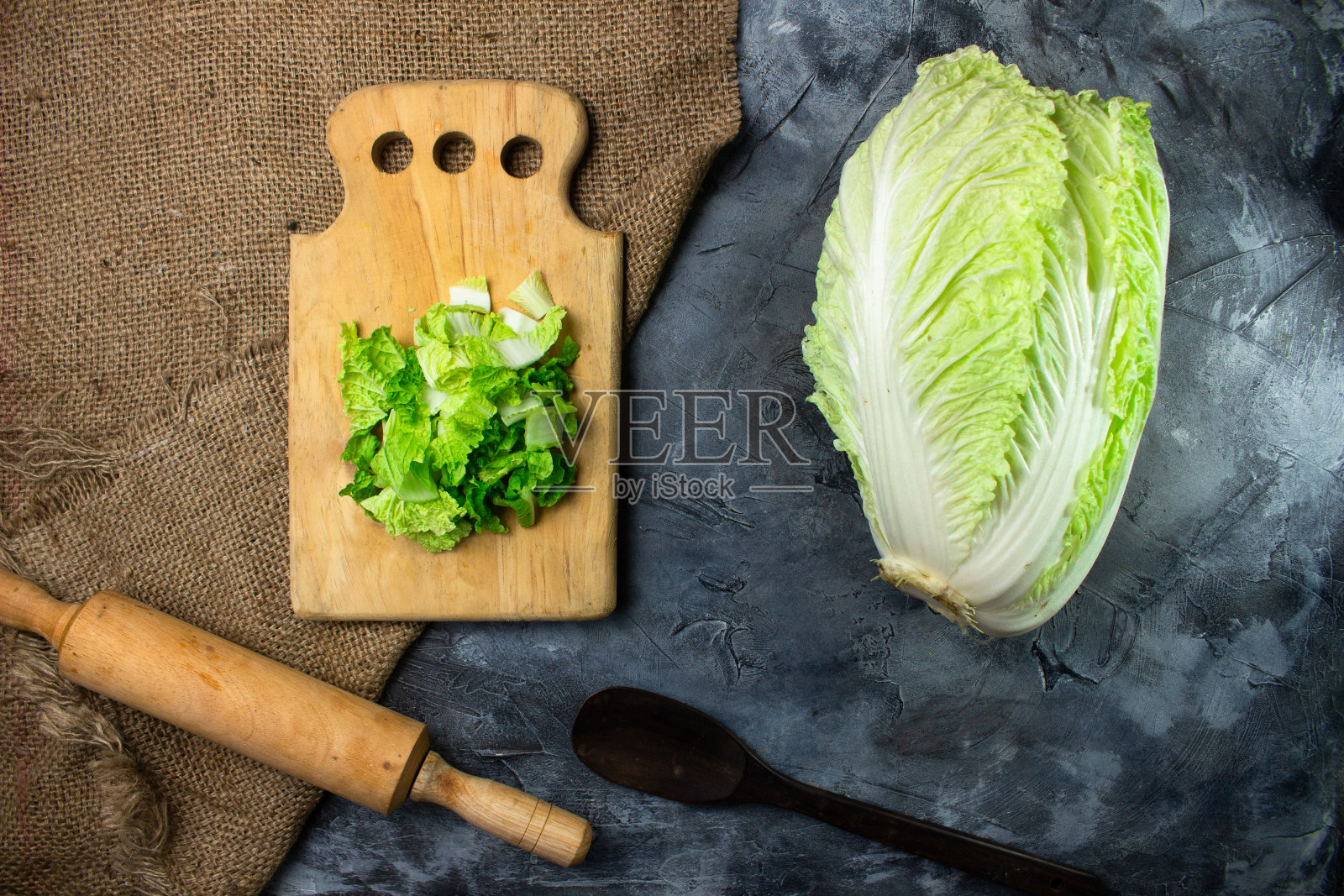 新鲜的卷心菜沙拉上桌了照片摄影图片