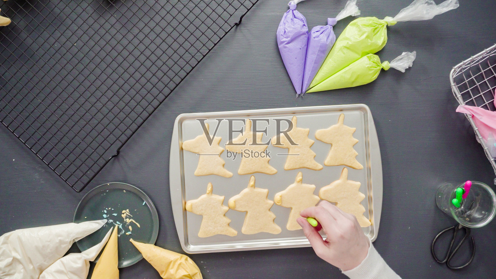 用多色皇家糖霜装饰独角兽糖饼干。照片摄影图片