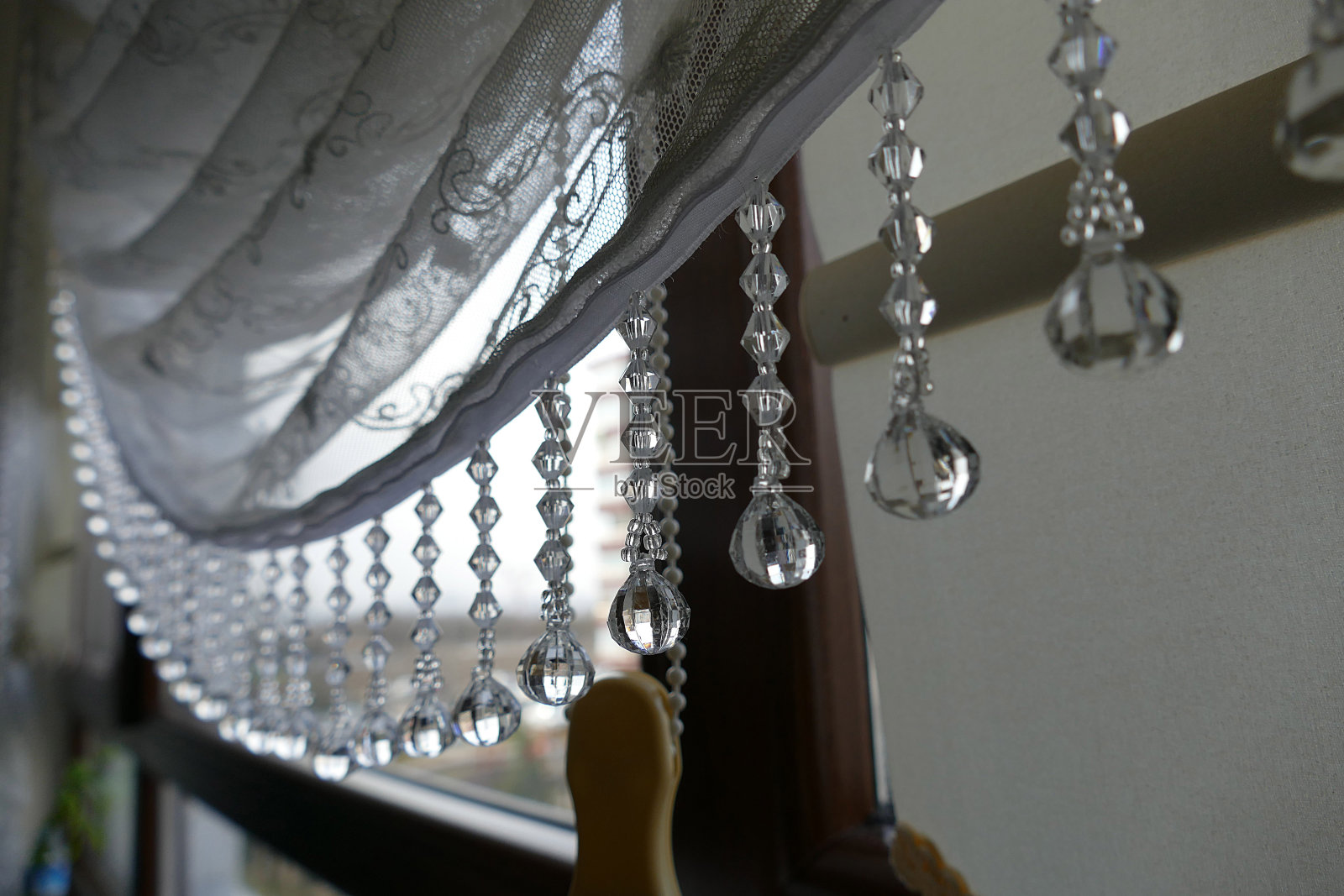 窗帘装饰珠和窗外的景色，照片摄影图片