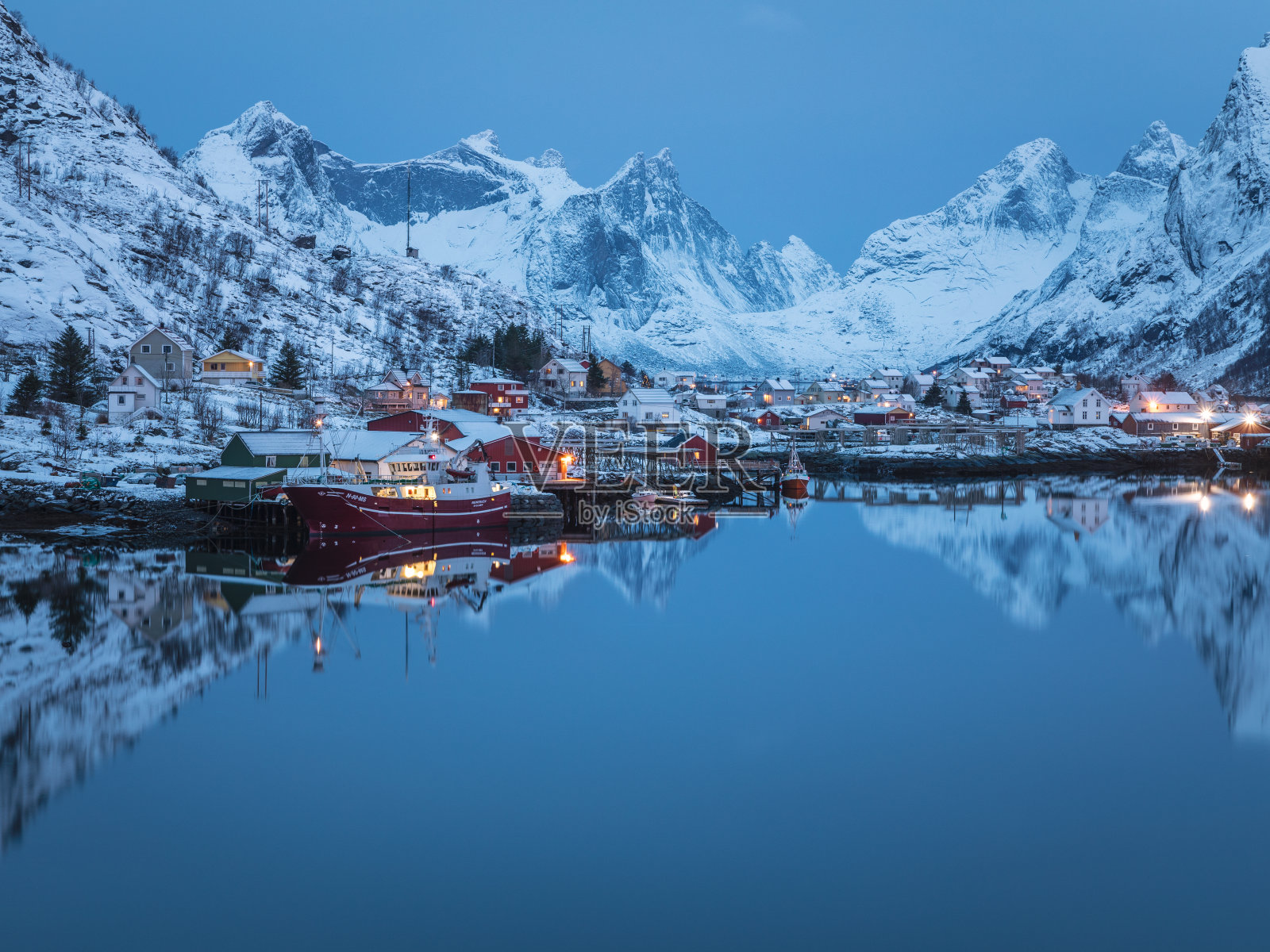 冬天拂晓，渔船在勒内港照片摄影图片