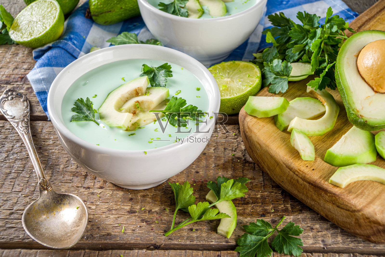 自制鳄梨奶油汤照片摄影图片