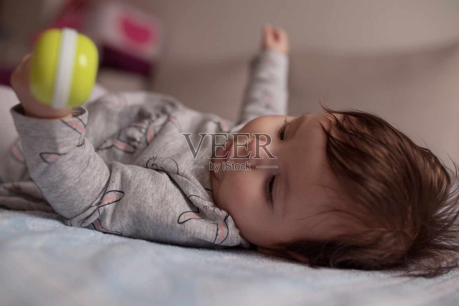 婴儿玩她的玩具照片摄影图片