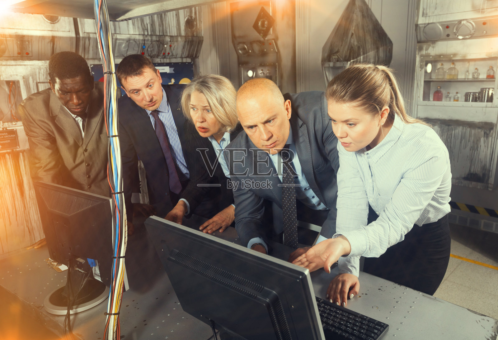 商界人士共同解决难题照片摄影图片