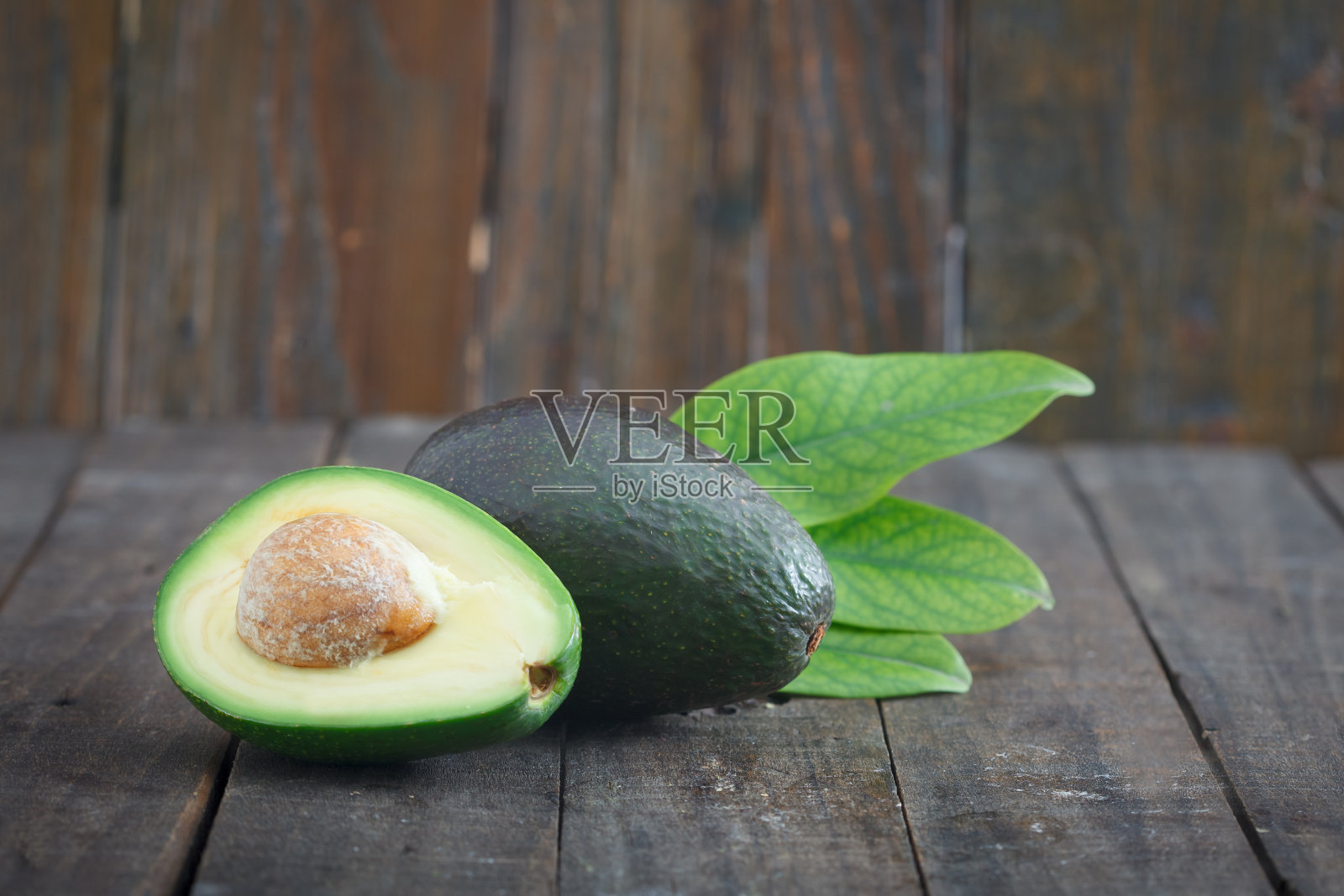 成熟的，营养丰富的鳄梨富含维生素和纤维照片摄影图片