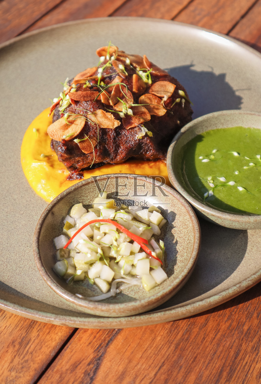 牛脸配胡萝卜泥照片摄影图片