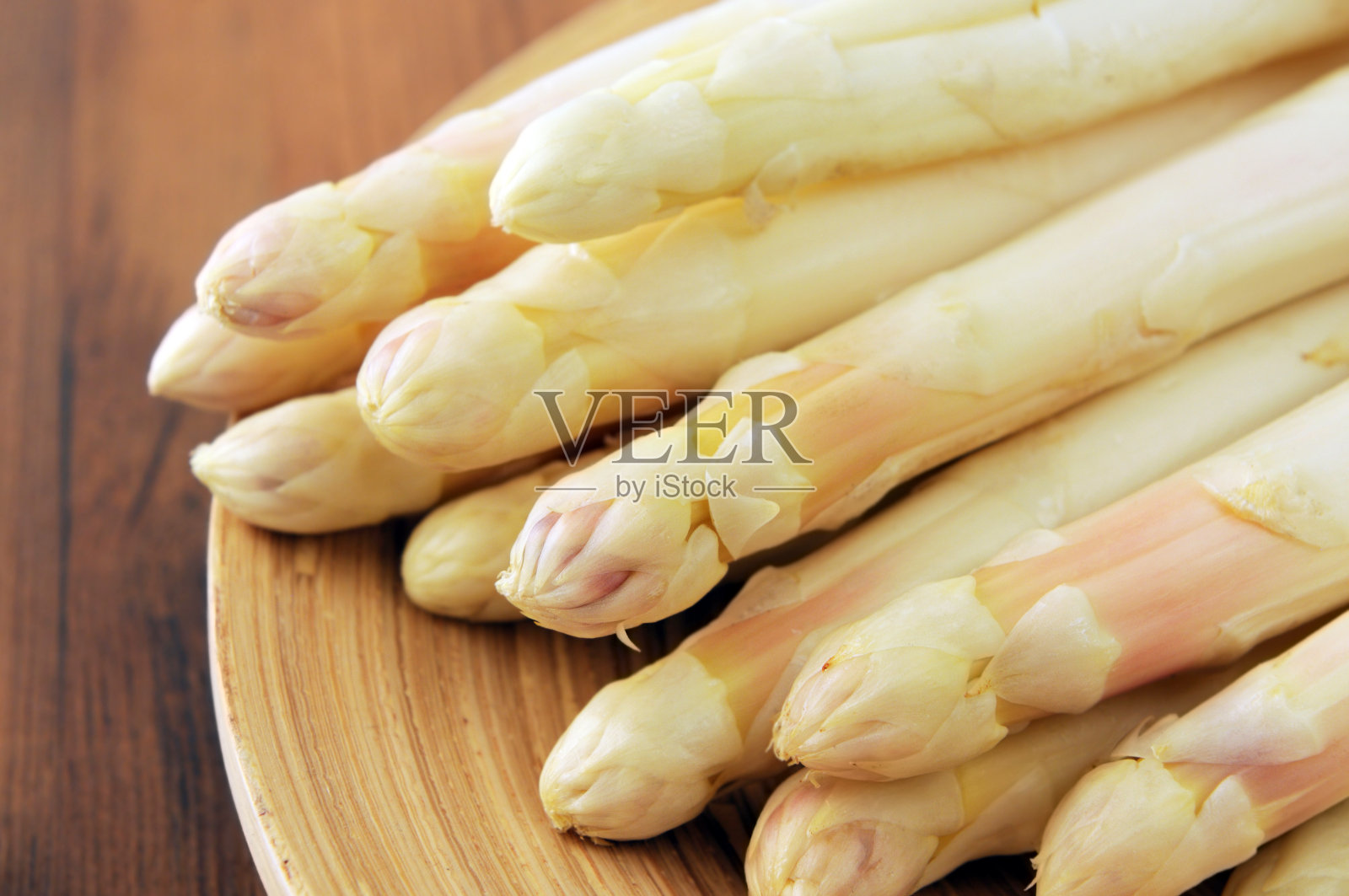 新鲜芦笋蔬菜。生食。照片摄影图片