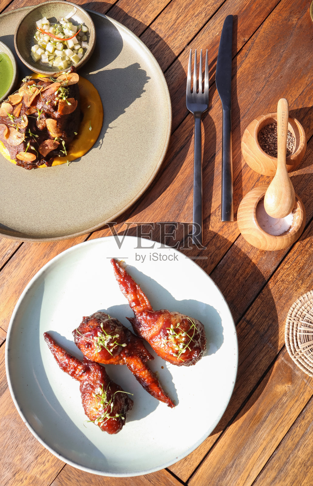 热带午餐，牛肉和鸡翅照片摄影图片