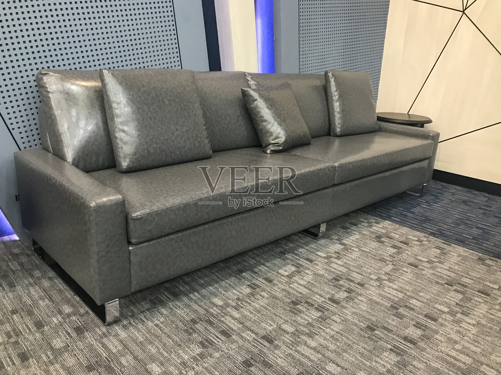 会议室的棕色皮沙发照片摄影图片