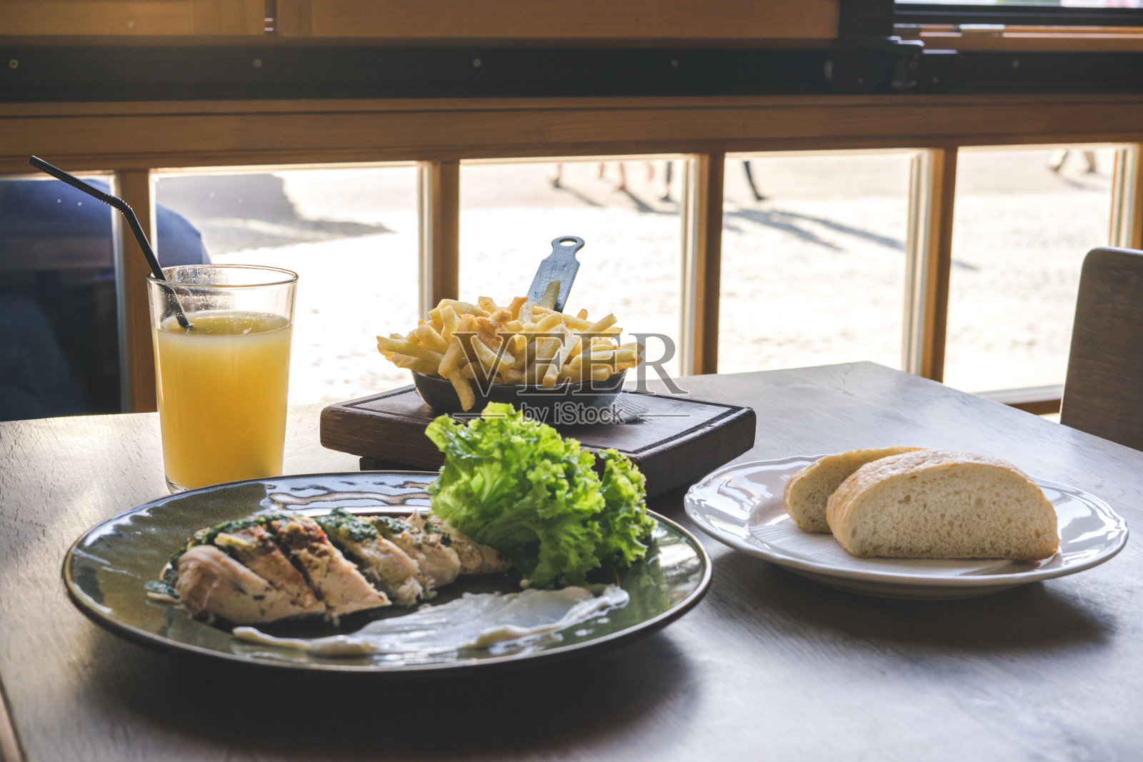 桌上有肉和酱汁和沙拉。照片摄影图片