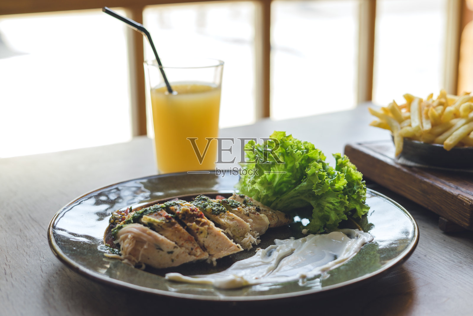 桌上有肉和酱汁和沙拉。照片摄影图片