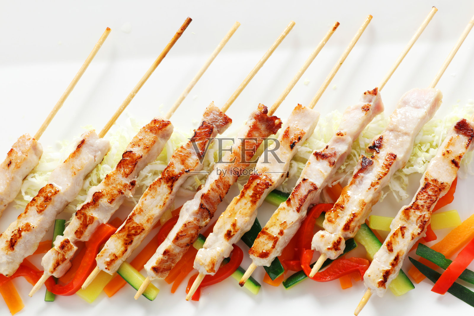 特写肉串和蔬菜在平底锅上烤照片摄影图片