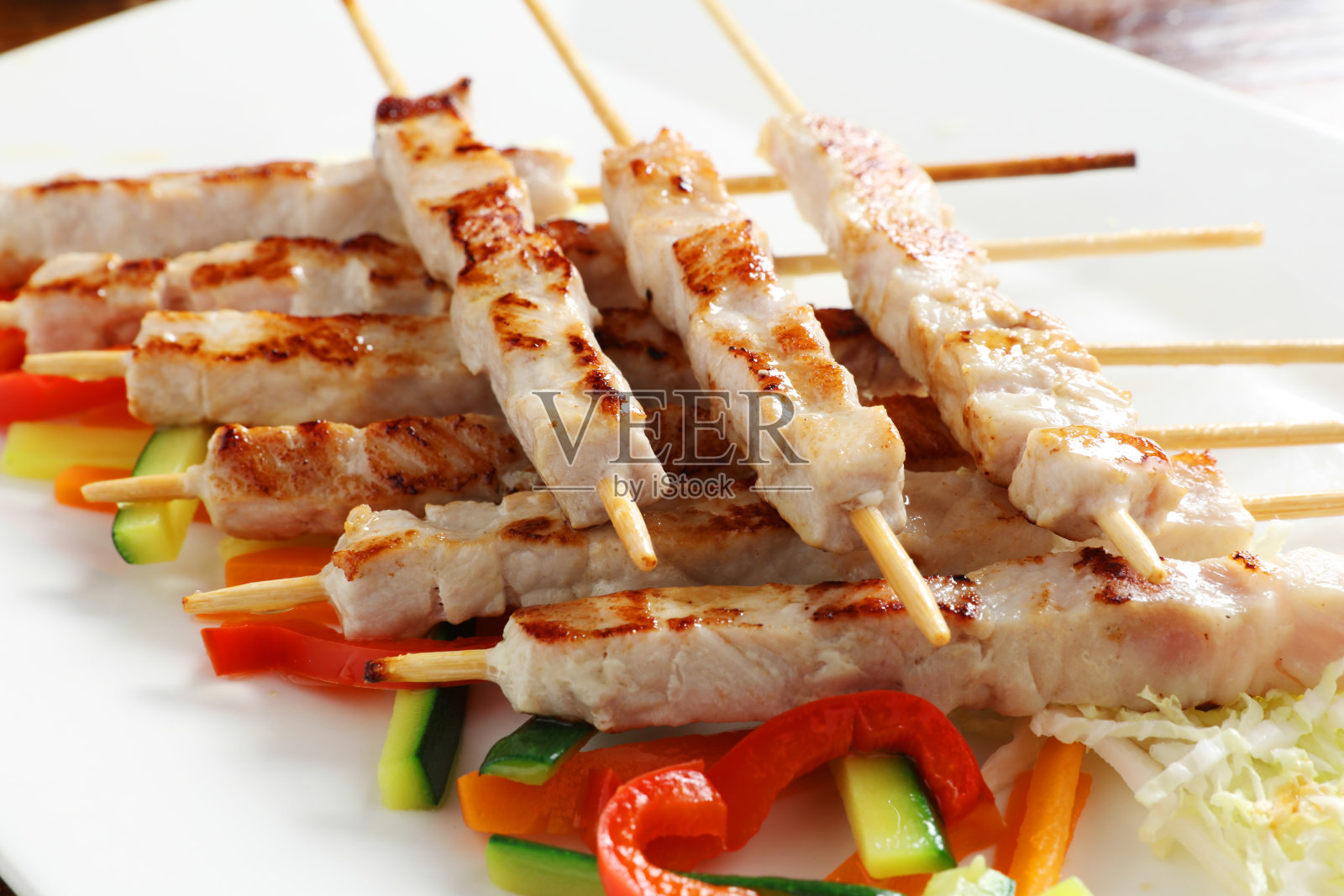 特写肉串和蔬菜在平底锅上烤照片摄影图片