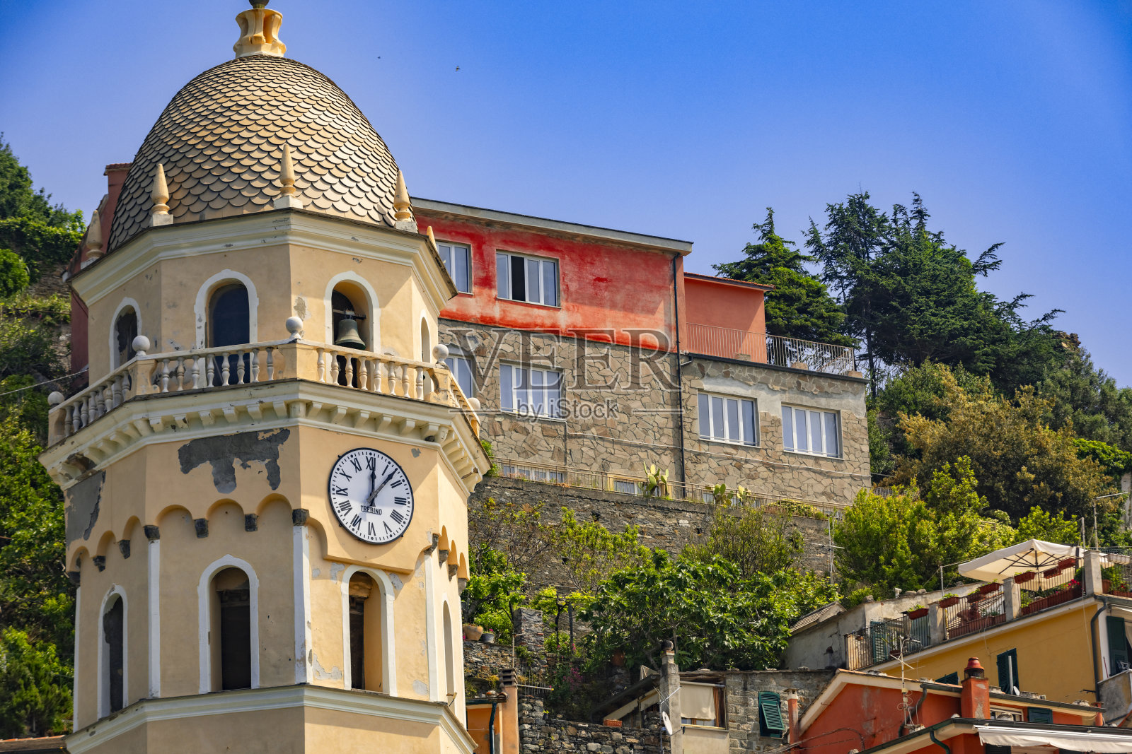 位于利古里亚Cinque Terre的一个小村庄Vernazza主广场上的带有钟楼的古老教堂照片摄影图片