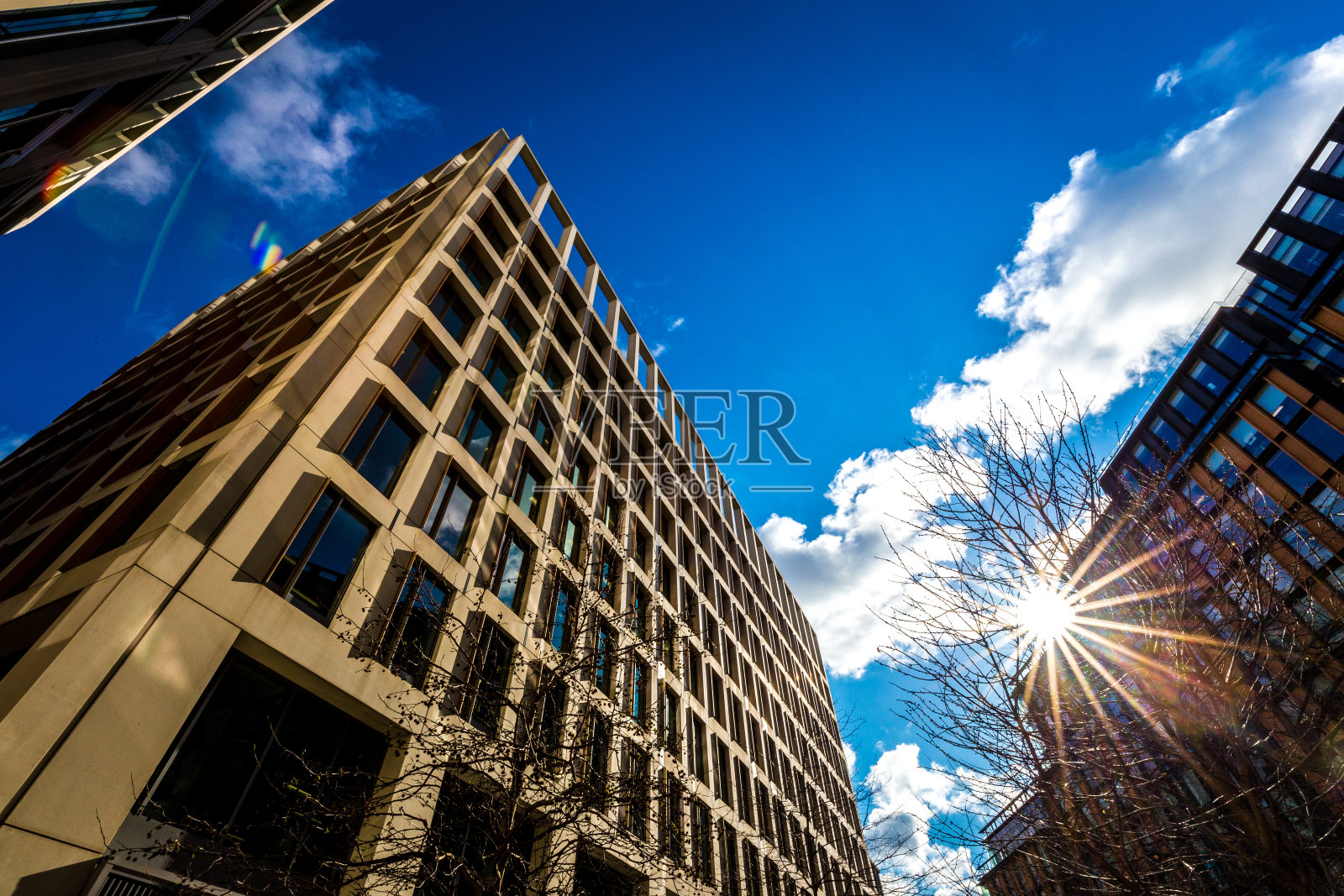 城市中现代未来主义建筑的抽象视图照片摄影图片