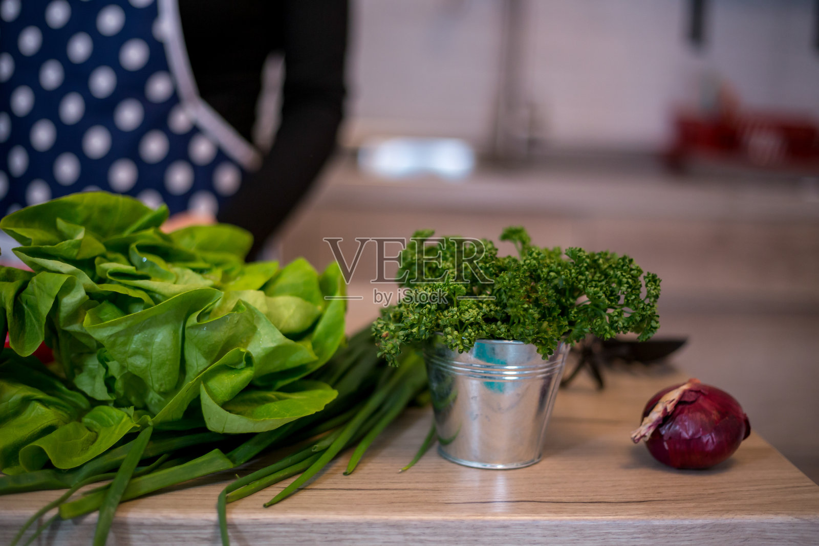 厨房桌子上放着做沙拉的新鲜蔬菜。照片摄影图片