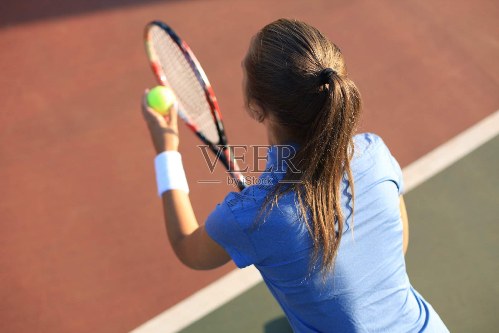 网球运动员发球准备姿势俯视图照片摄影图片