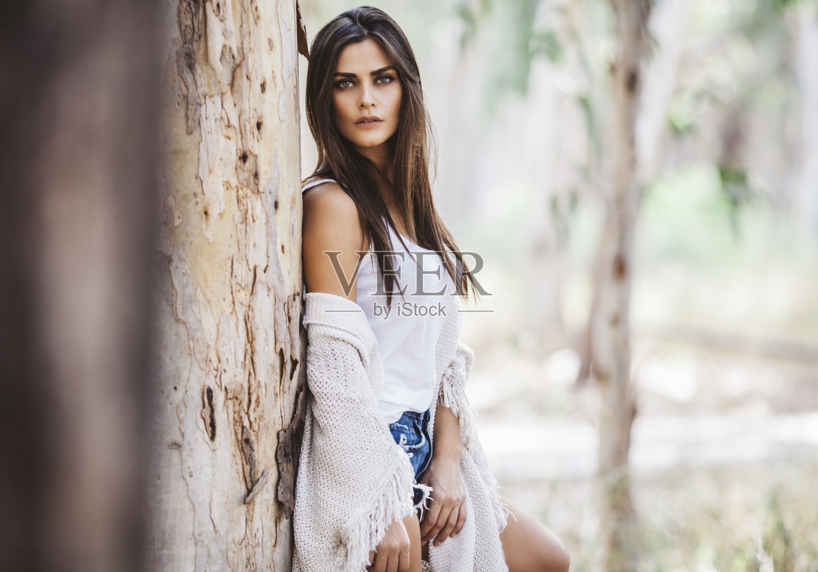 美丽的女人在大自然中漫步照片摄影图片