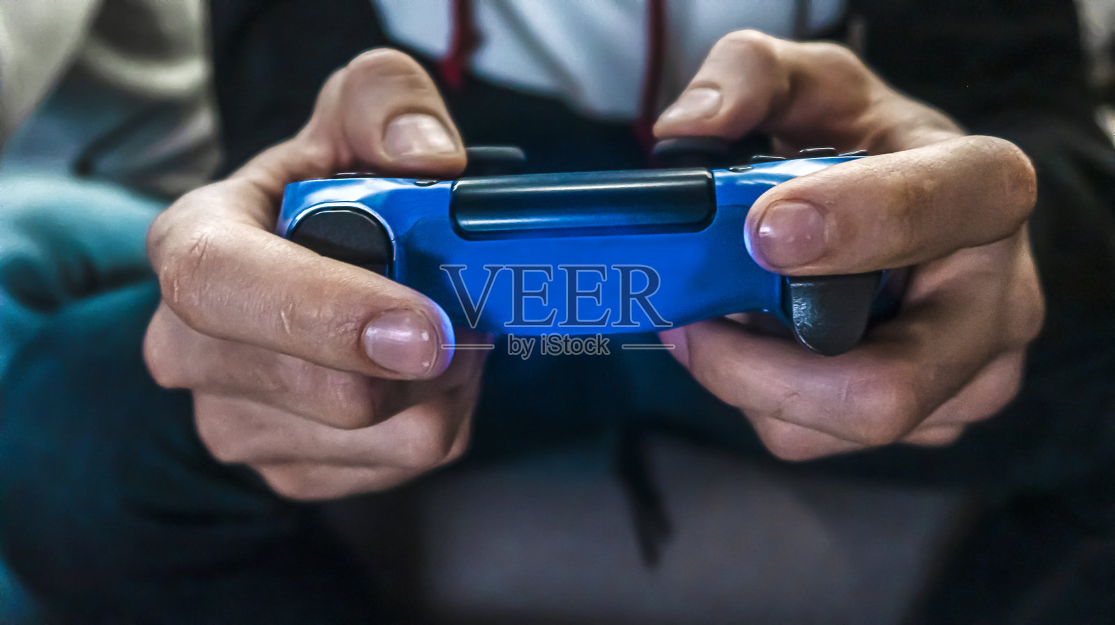 男人手握游戏手柄，玩游戏。游戏玩家特写照片摄影图片