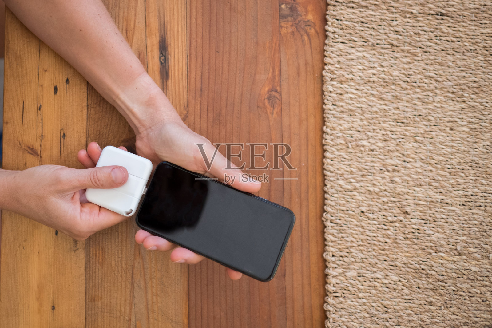 用现代充电宝给手机充电照片摄影图片