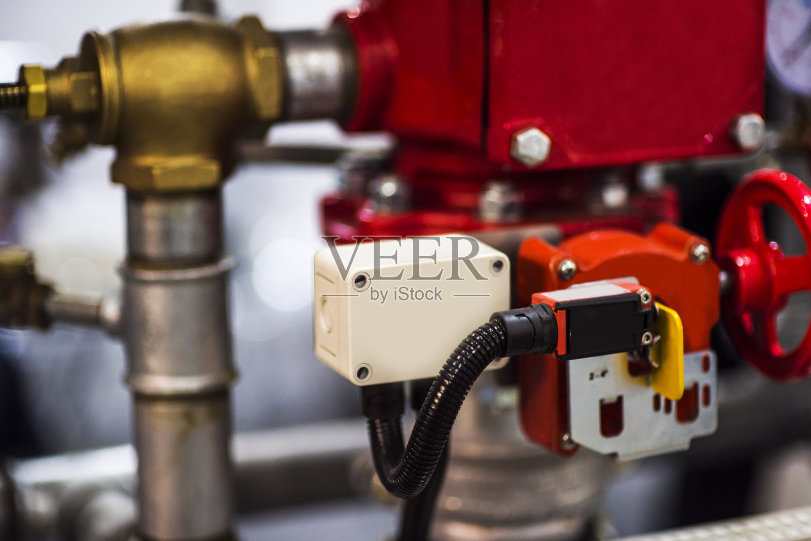 加热系统的铜管与球阀照片摄影图片