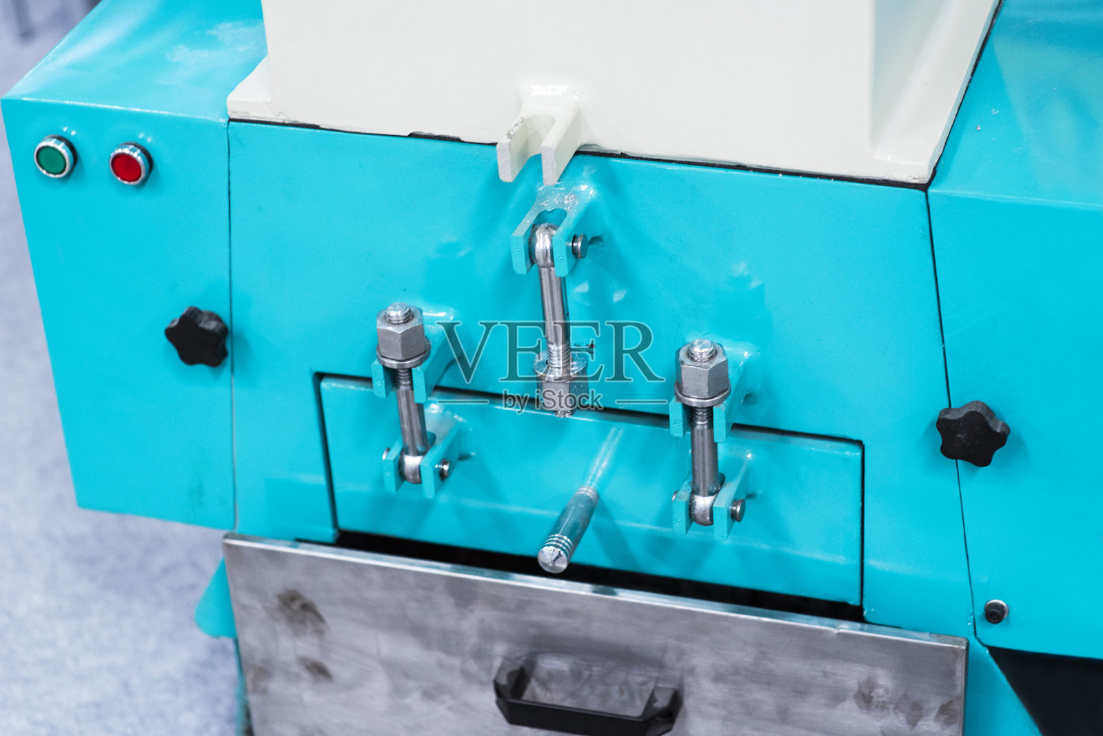 数控加工中心对汽车铝合金零件进行攻丝照片摄影图片