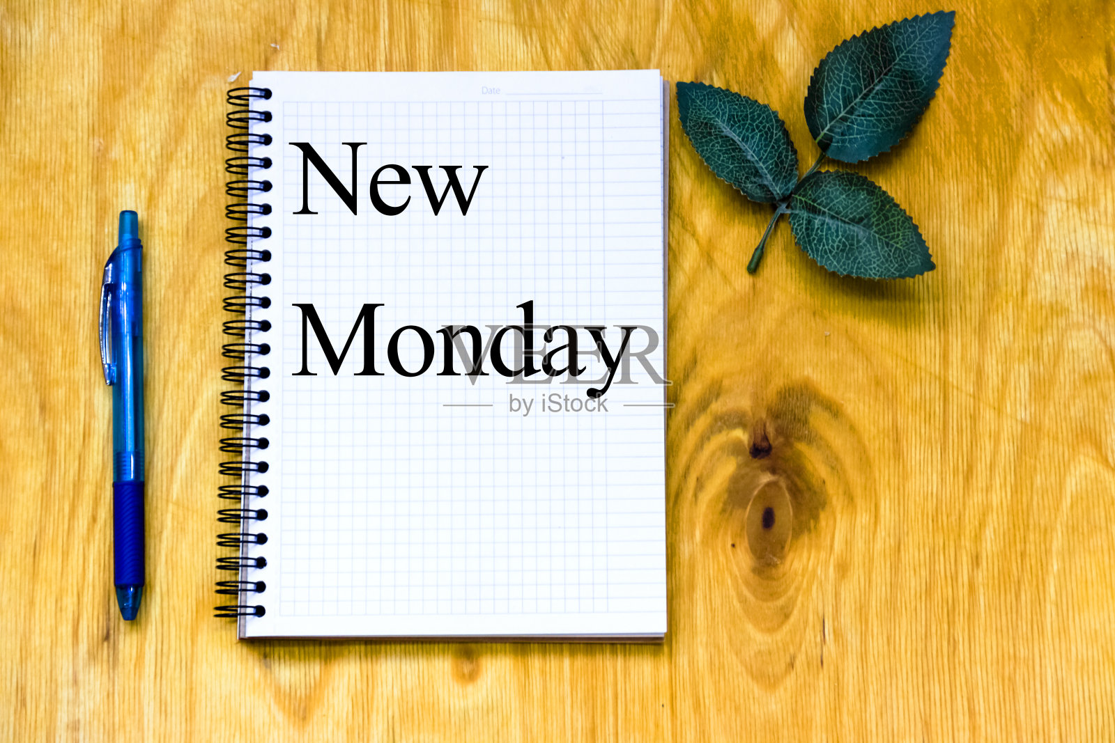 一杯咖啡和打开笔记本在木制的背景照片摄影图片