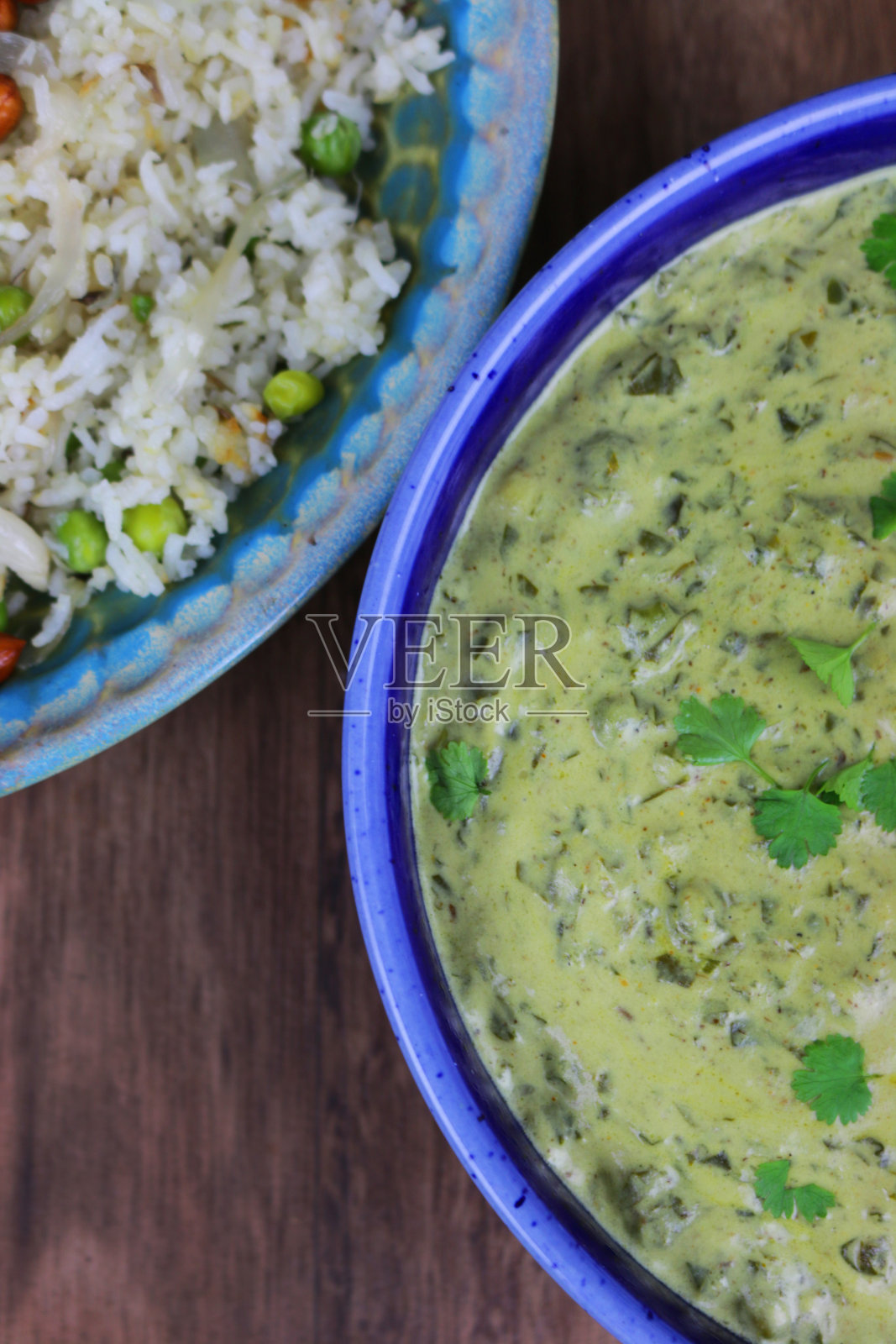 在印度德里，传统的印度自制芝士奶酪和豌豆普拉奥用葫芦巴、豌豆、腰果酱制成，在陶瓷碗中，洒上香菜叶，这是印度最受欢迎的主食照片摄影图片