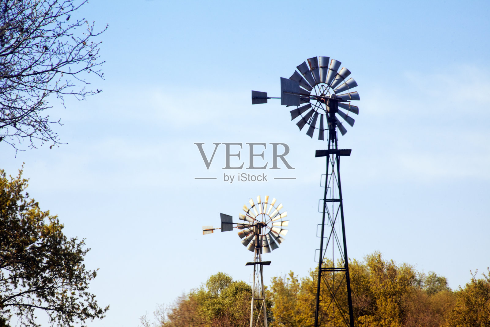 古老的风车，晴朗的天空照片摄影图片