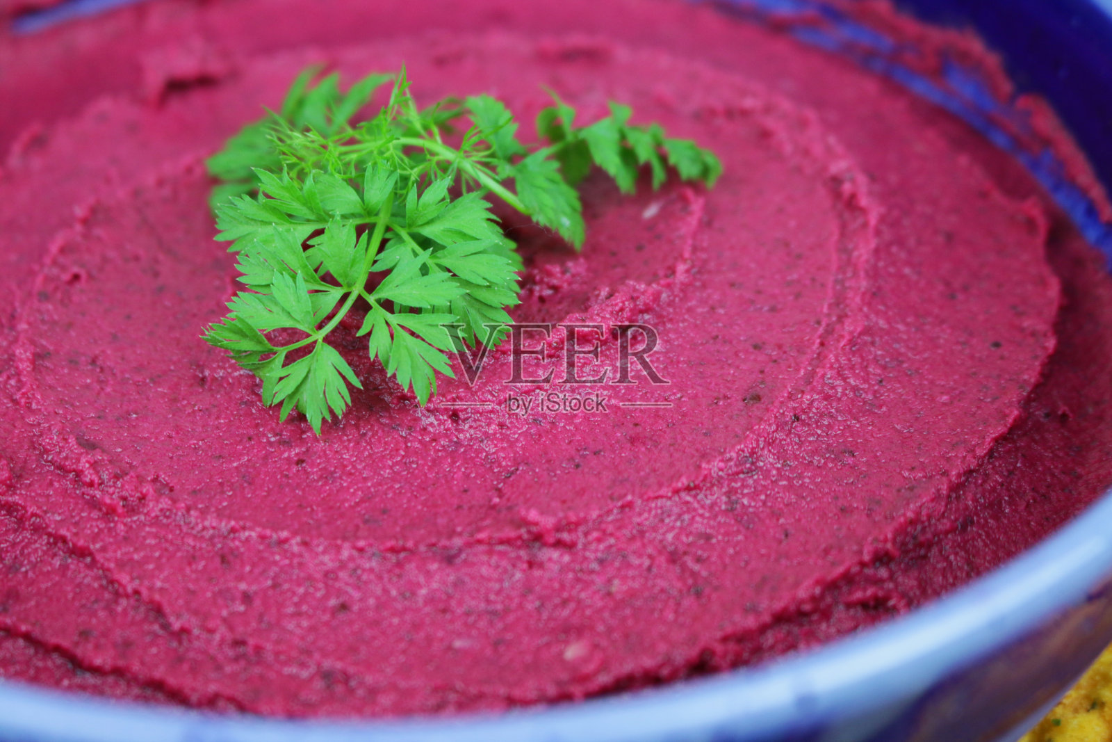 甜菜根鹰嘴豆泥拼盘，健康的素食开胃菜，由鹰嘴豆、橄榄油、芝麻酱、烤甜菜根和大蒜配欧芹制成的希腊美食(鹰嘴豆泥/鹰嘴豆泥)照片摄影图片