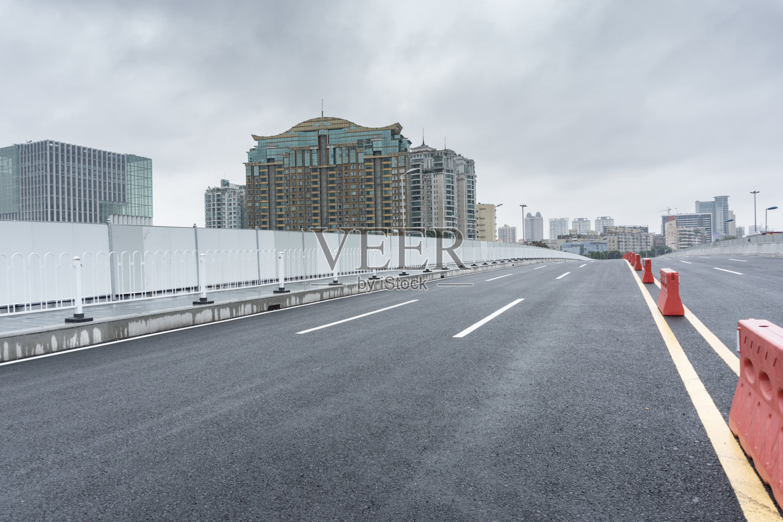 雨天城市空路照片摄影图片